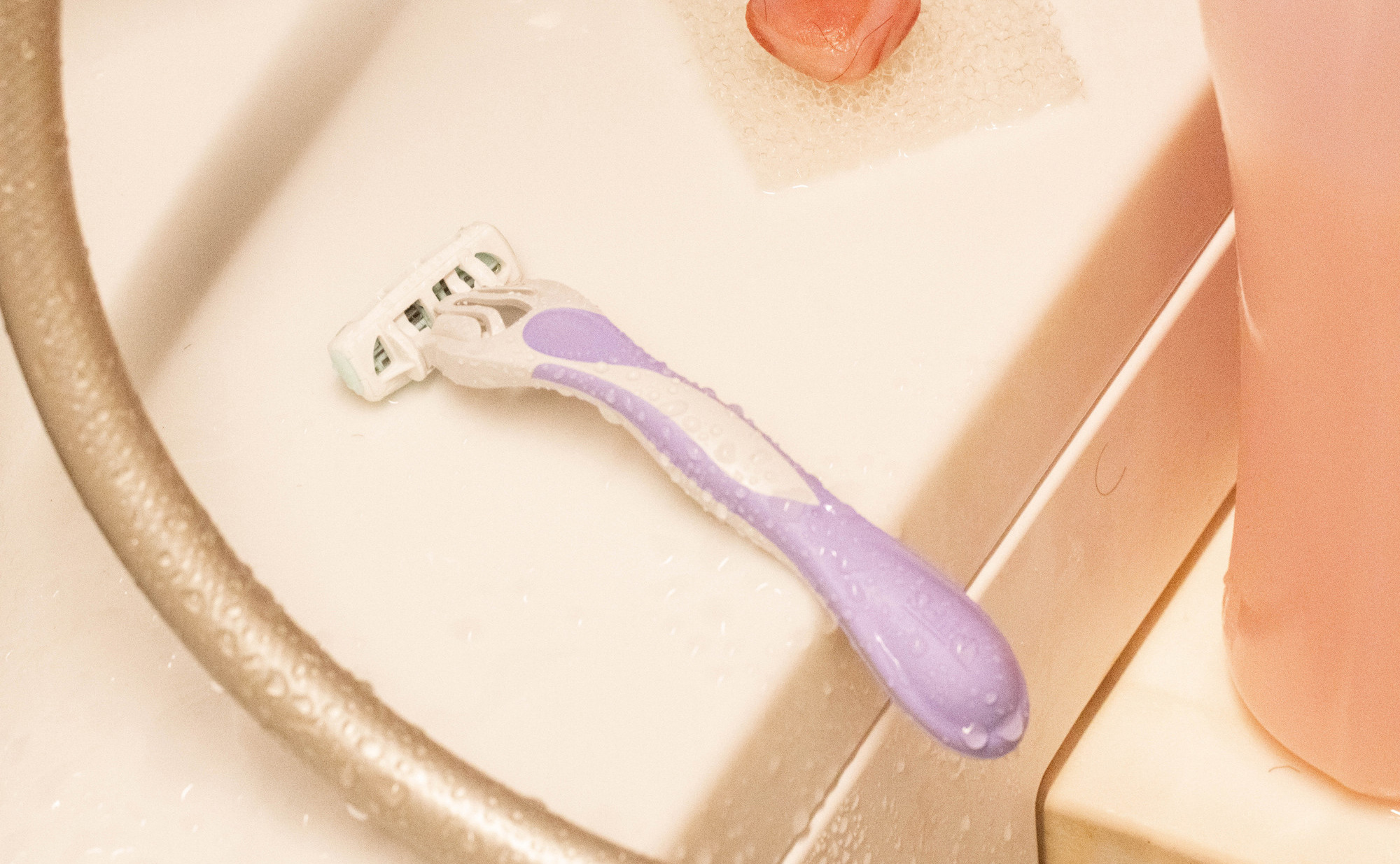 ワキガ対策に脇毛処理は必要なの?ニオイを悪化させない正しいケア方法
