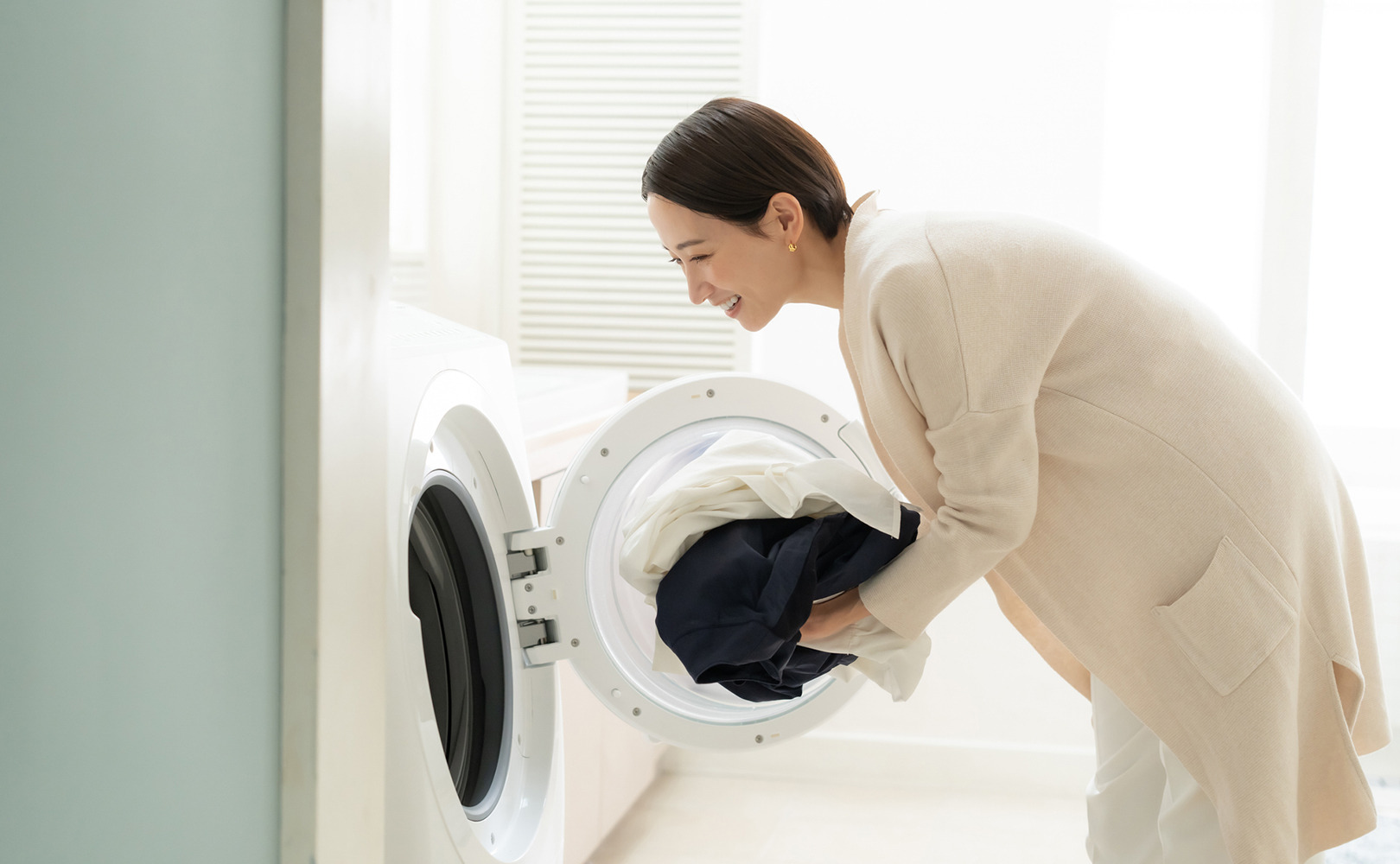 衣服の脇に黄ばみとニオイが染み付くのはなぜ?繊維に残る皮脂汚れの正しい落とし方