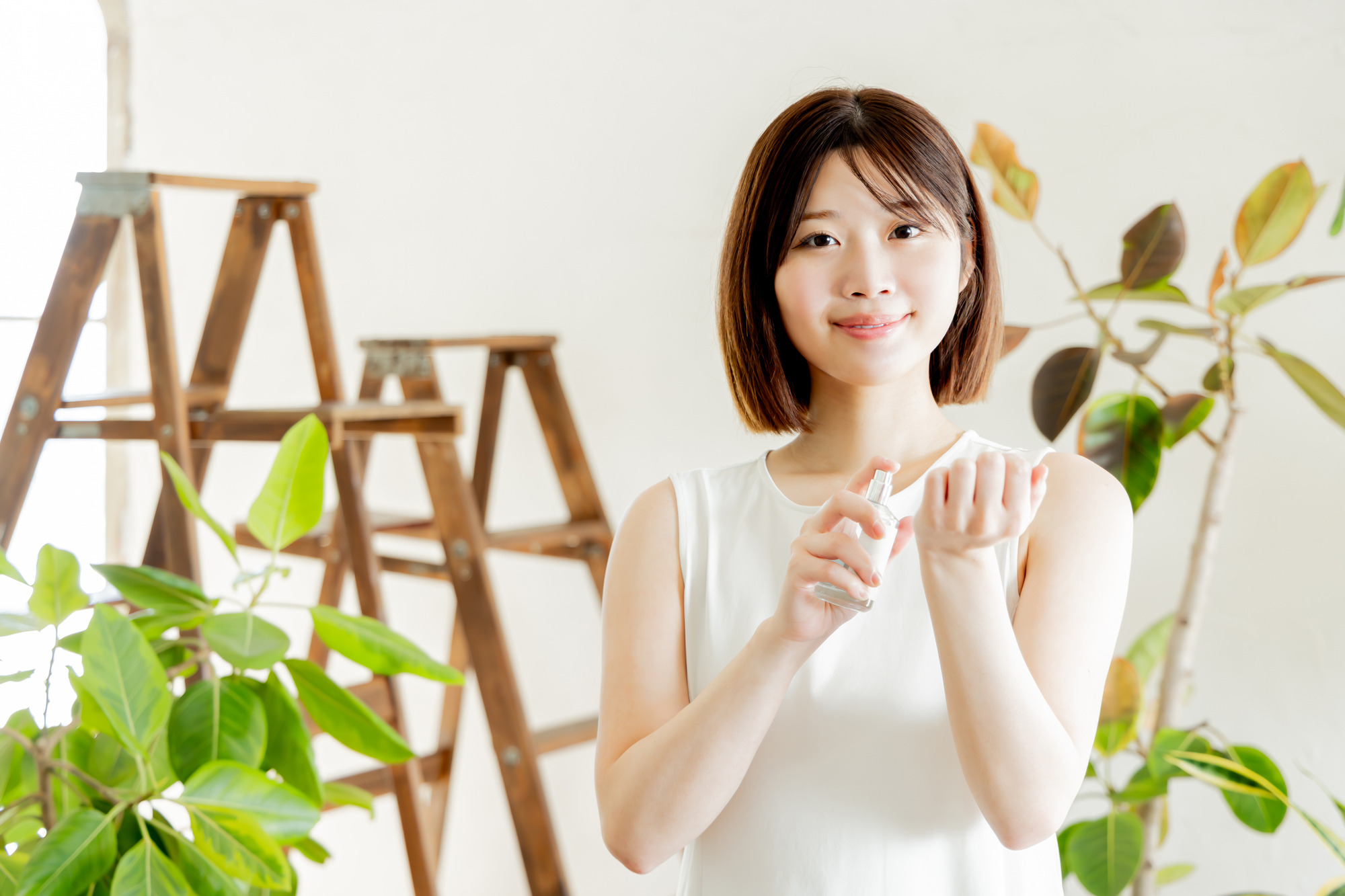 衣服の脇に黄ばみとニオイが染み付くのはなぜ?繊維に残る皮脂汚れの正しい落とし方